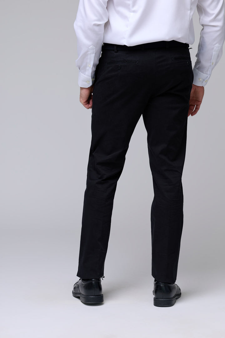 Pantalon chino ajusté noir pour homme avec coupe moderne et tissu extensible, vu de dos.