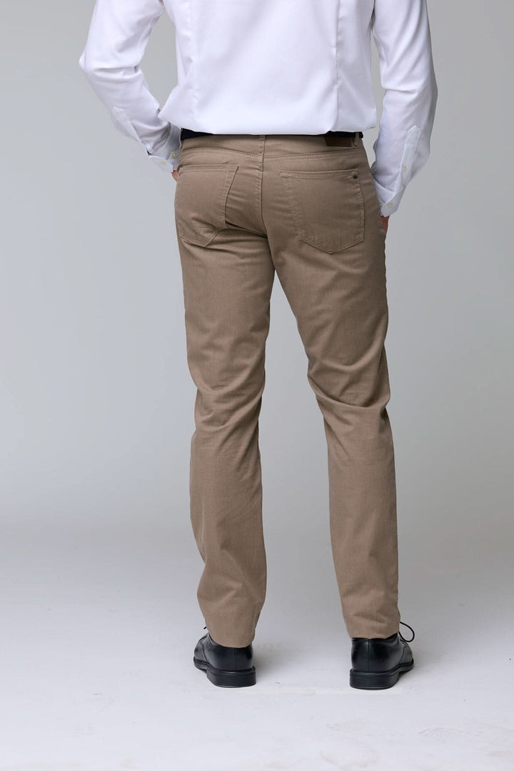 Pantalon chino extensible beige pour homme, coupe ajustée, idéal pour le bureau ou sorties décontractées, tissu doux et extensible.