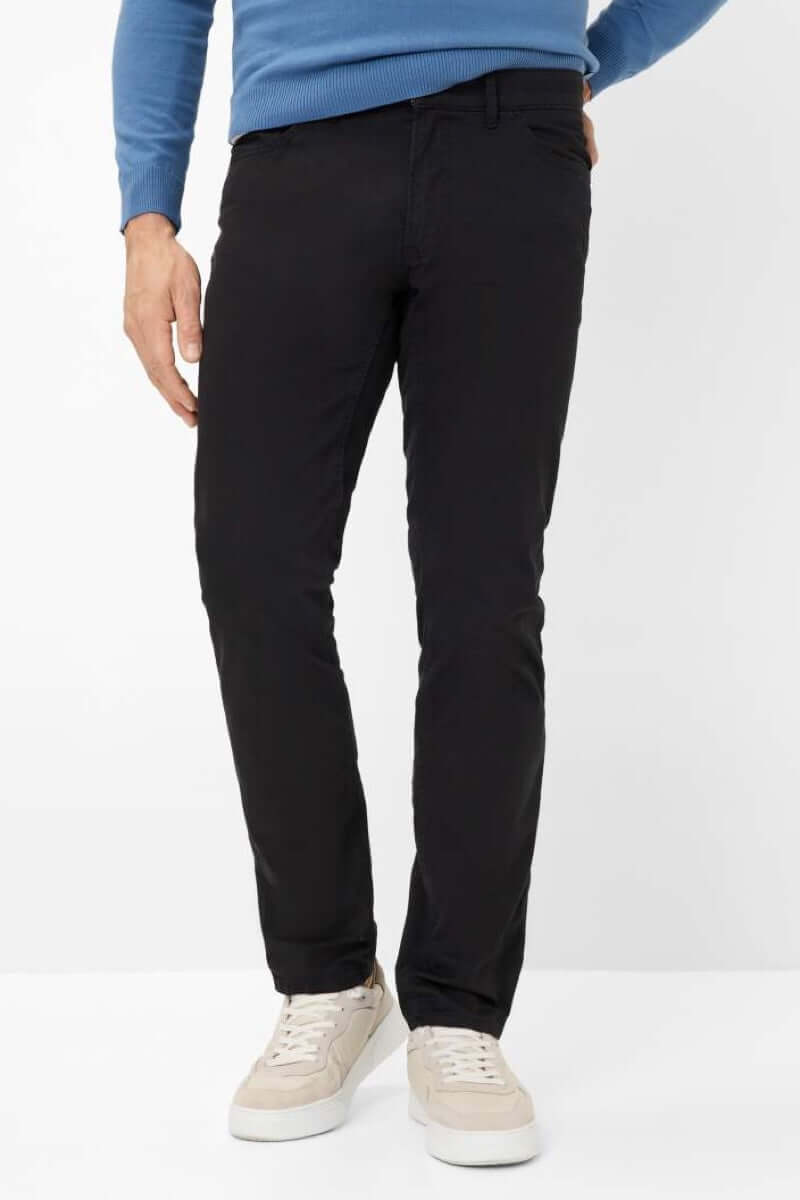 Pantalon cinq poches noir à coupe moderne, stylé avec un t-shirt et des baskets. Confort et élégance au quotidien.