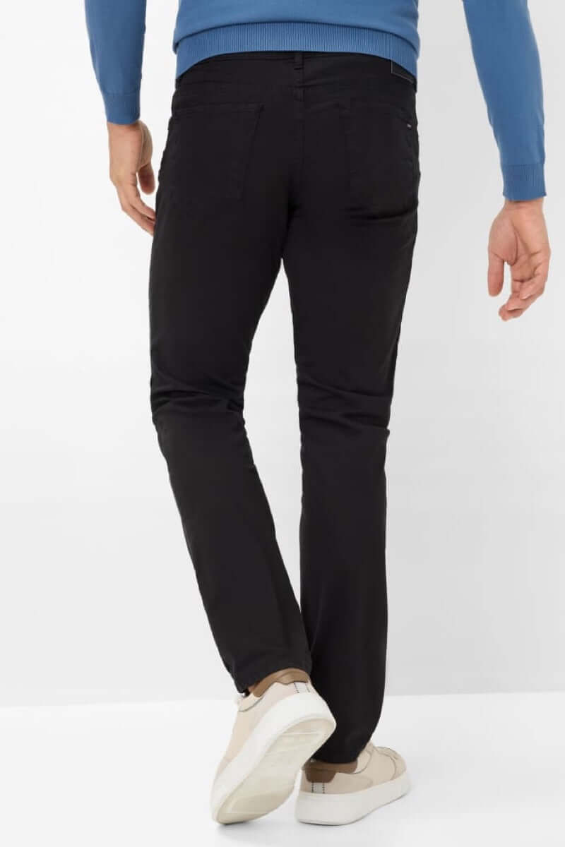 Pantalon cinq poches noir vue arrière, coupe moderne et ajustée, parfait pour un look urbain élégant.