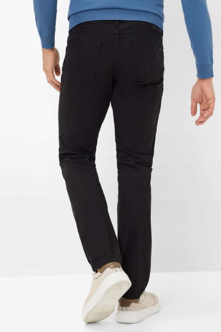 Pantalon cinq poches noir vue arrière, coupe moderne et ajustée, parfait pour un look urbain élégant.