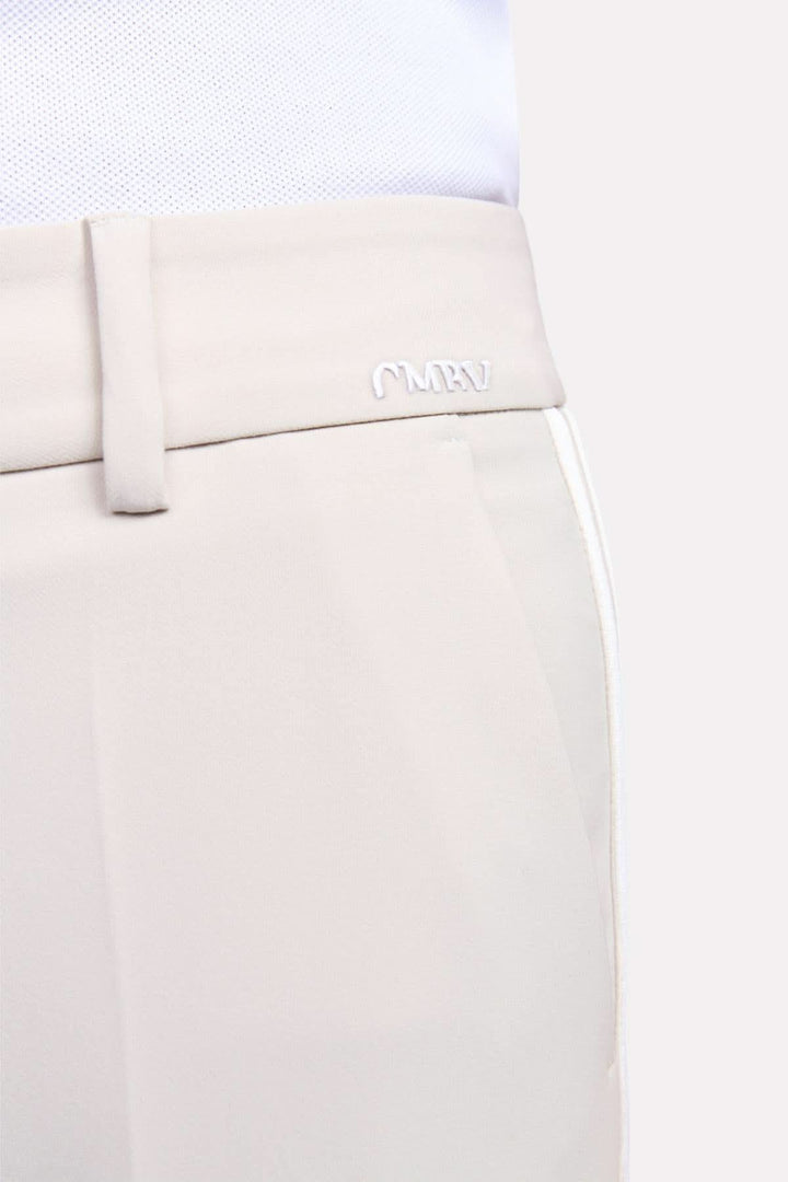 Détail du pantalon classique Amelie, coupe droite et jambe large avec bandes contrastantes.