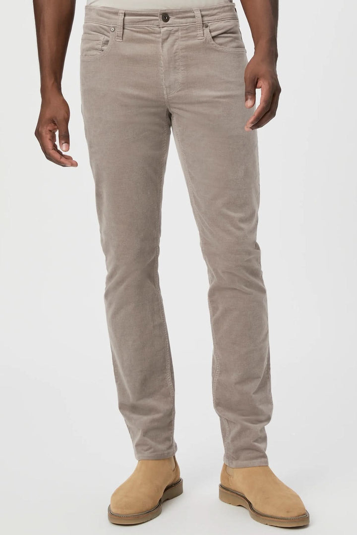 Pantalon en velours côtelé beige pour homme, confortable et élégant, avec coupe moderne.