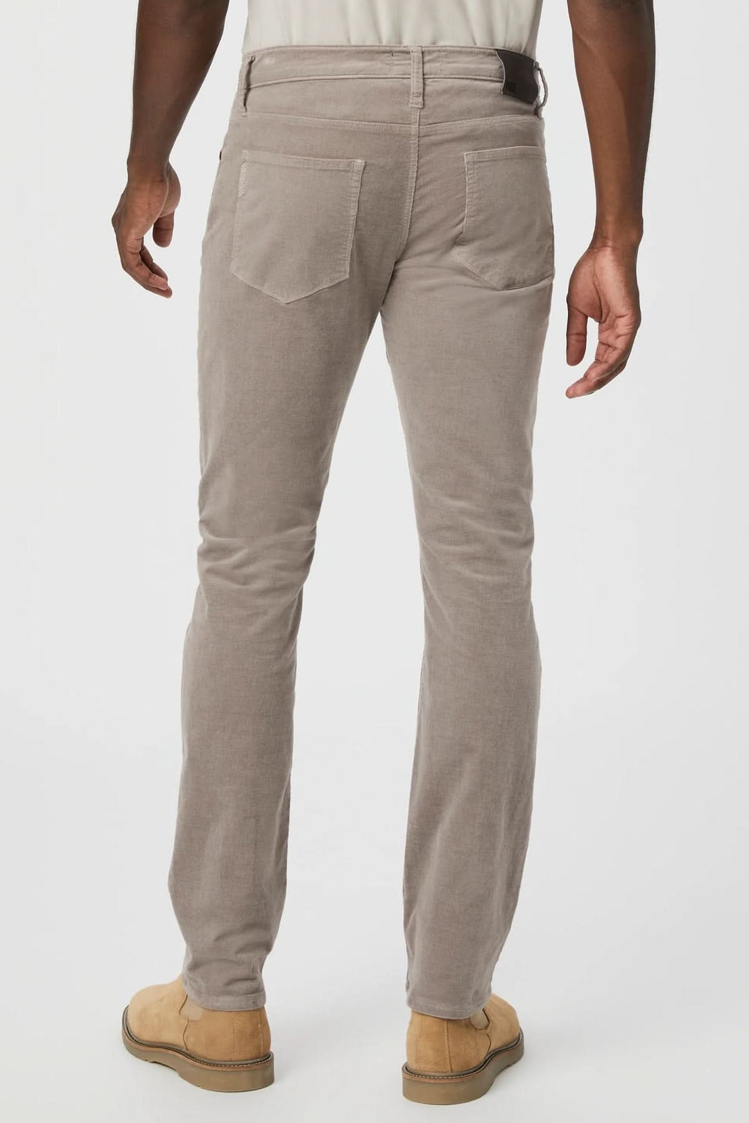 Pantalon en velours côtelé beige pour homme, vue arrière, offrant confort et style moderne.