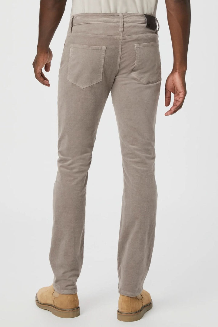 Pantalon en velours côtelé beige pour homme, vue arrière, offrant confort et style moderne.