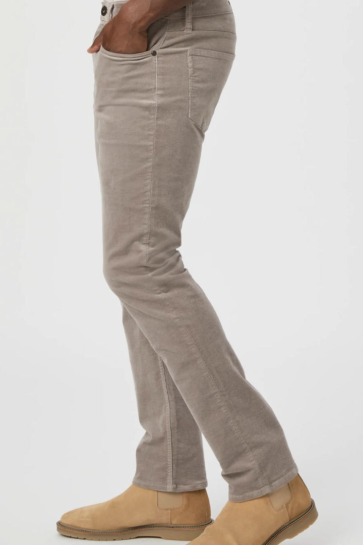 Pantalon corduroy beige pour homme, coupe confortable, effet micro-corduroy, style décontracté.