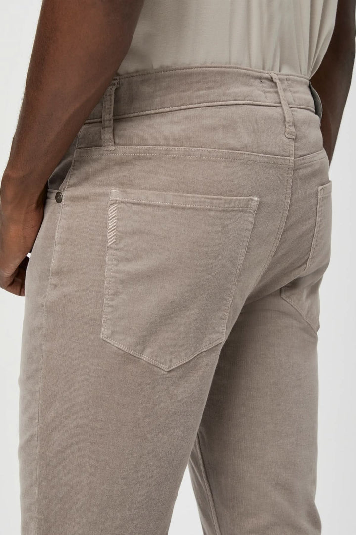 Détails arrière du pantalon en velours côtelé beige, montrant la texture et la coupe confortable.