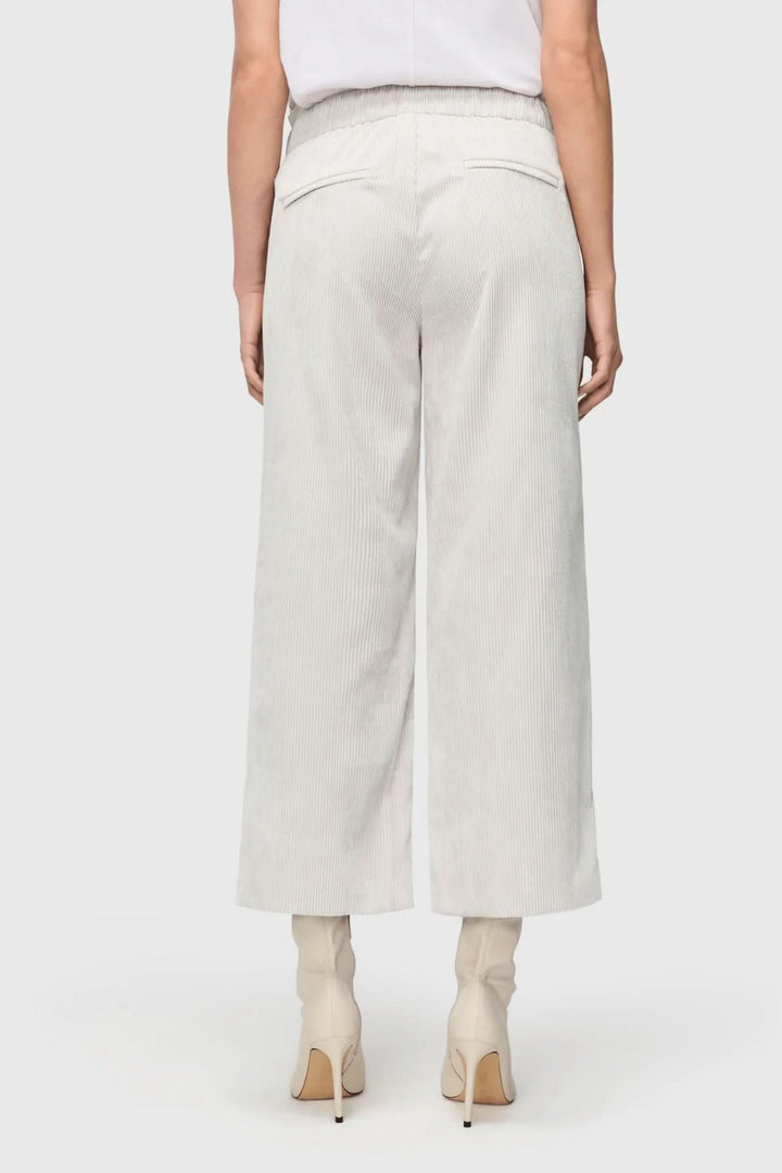 Pantalon court Chiara en velours côtelé, coupe droite et taille élastiquée, vue arrière.