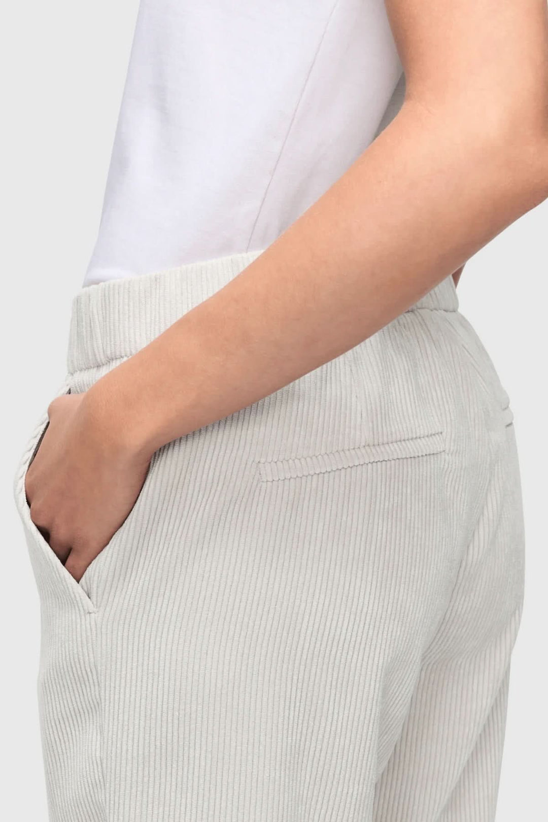 Pantalon court Chiara en velours côtelé, coupe droite avec taille élastiquée, détails de poches.