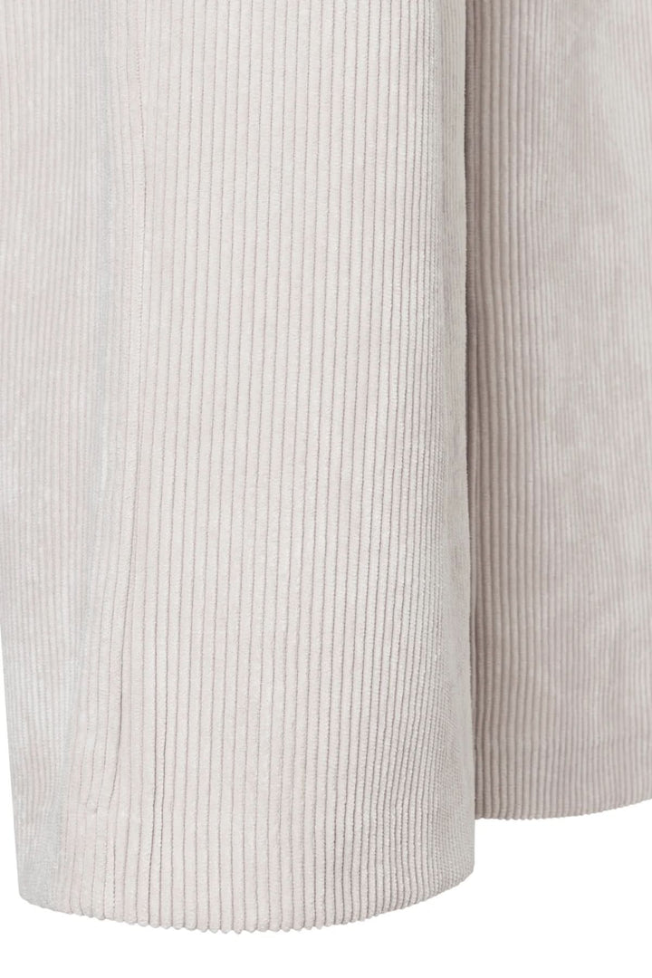 Détail du pantalon court Chiara en velours côtelé beige, coupe droite et fluide, mettant en avant la texture douce.