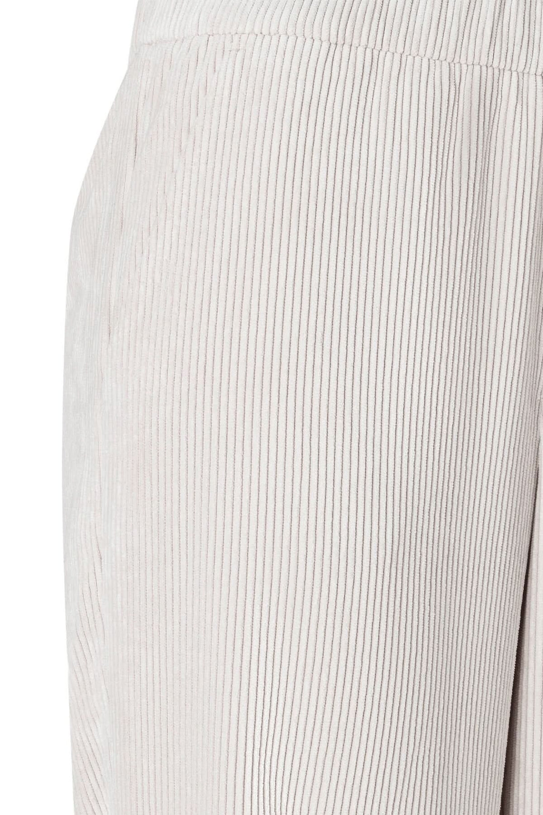 Pantalon court Chiara en velours côtelé beige, coupe droite et taille élastiquée, textile doux et fluide.