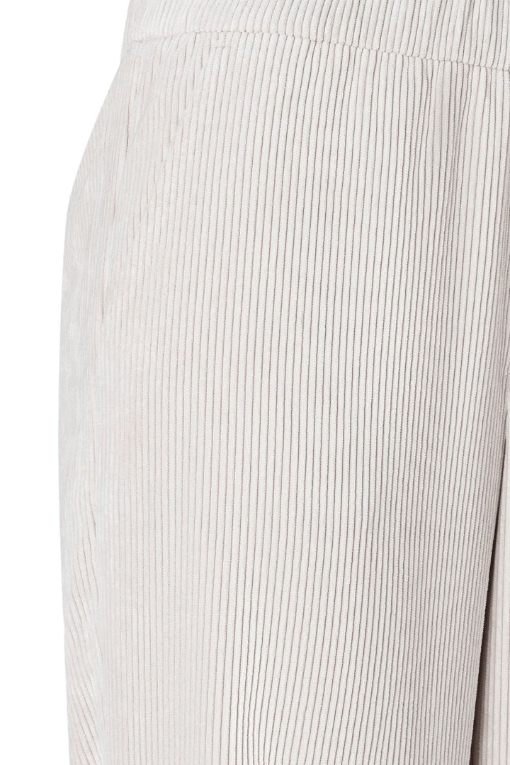 Pantalon court Chiara en velours côtelé beige, coupe droite et taille élastiquée, textile doux et fluide.