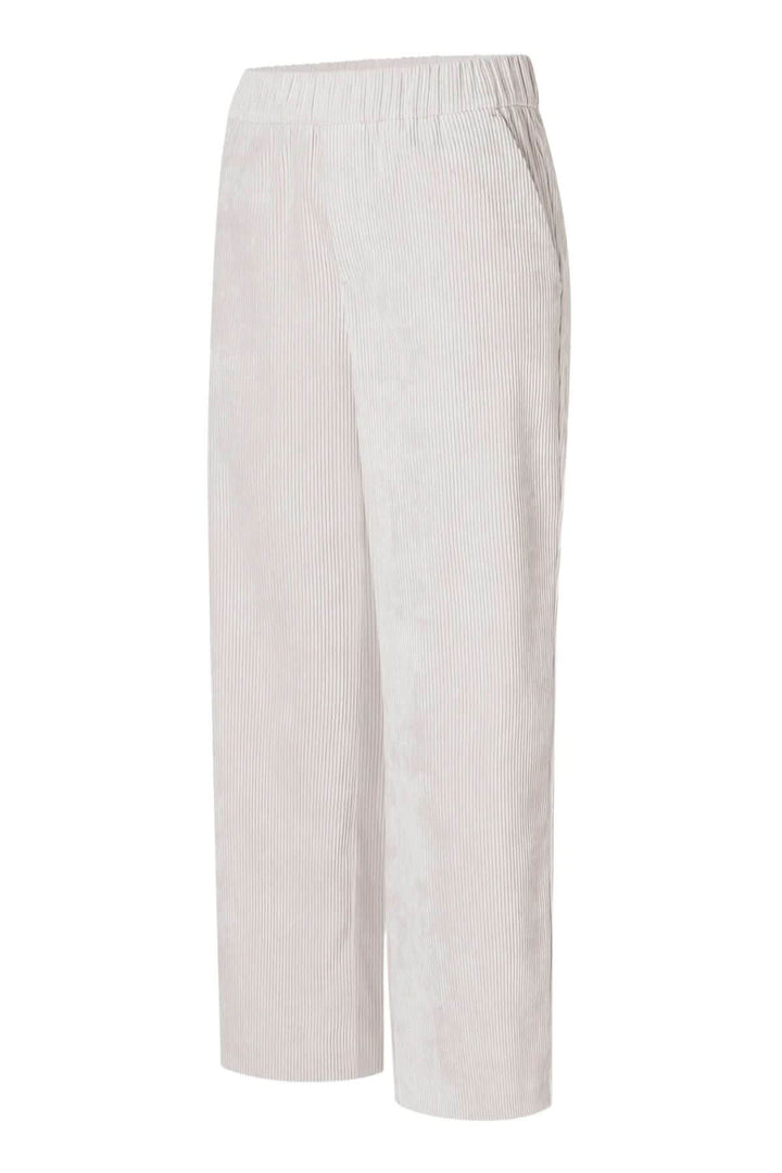 Pantalon court Chiara en velours côtelé avec taille élastiquée, coupe droite offerte dans une teinte pastel.