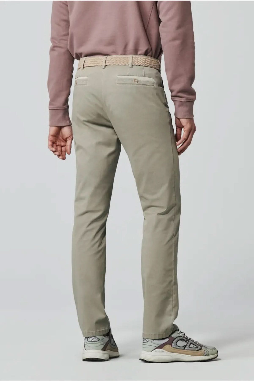 Pantalon décontracté moderne avec coupe ajustée, vue arrière, en tissu sergé souple.