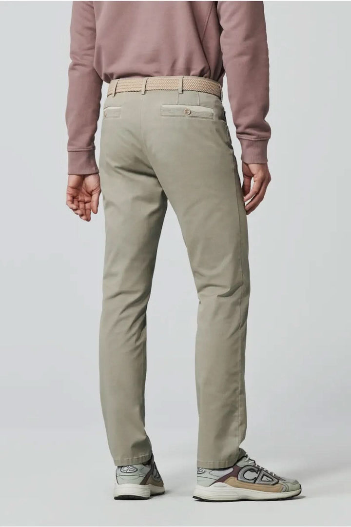 Pantalon décontracté moderne avec coupe ajustée, vue arrière, en tissu sergé souple.