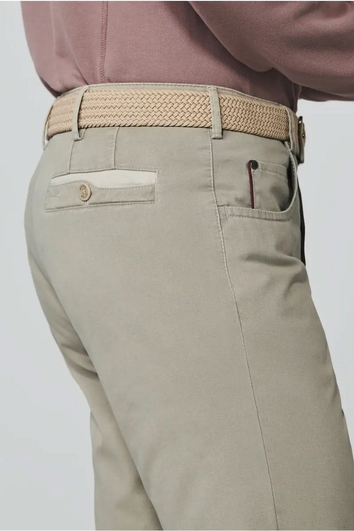 Pantalon décontracté en sergé doux, coupe ajustée, détail de bouton et poches arrière.