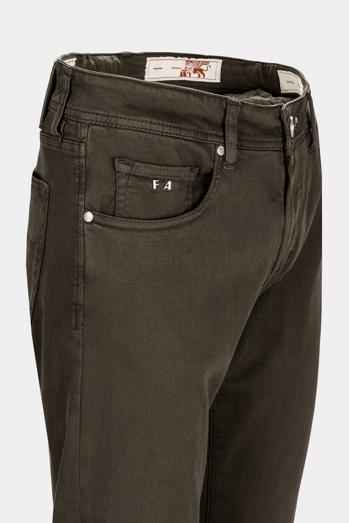 Pantalon de coton 5 poches pour homme avec coupe regular slim, élégance italienne et confort, vue détaillée du tissu et des poches.