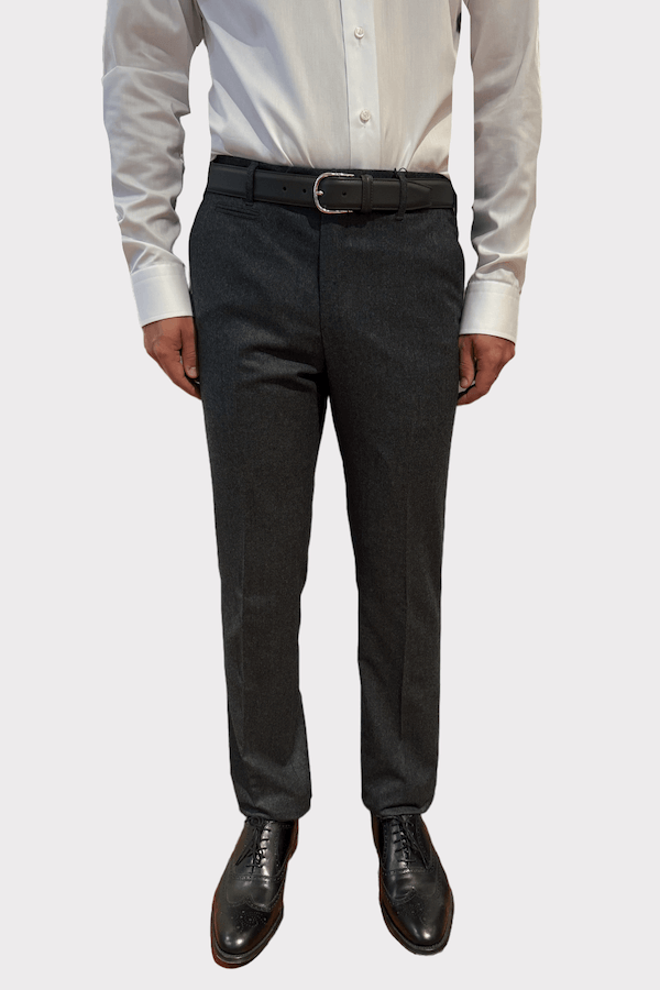 Pantalon de laine d'hiver gris avec coupe ajustée, porté avec une chemise blanche et des chaussures noires.