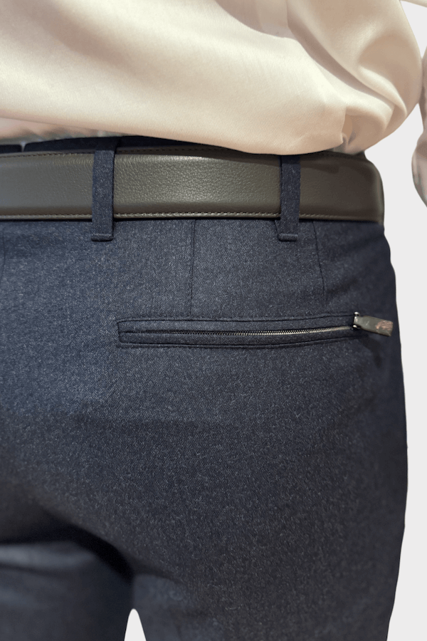 Détails du pantalon de laine d'hiver gris avec une coupe ajustée et une poche zippée au dos.