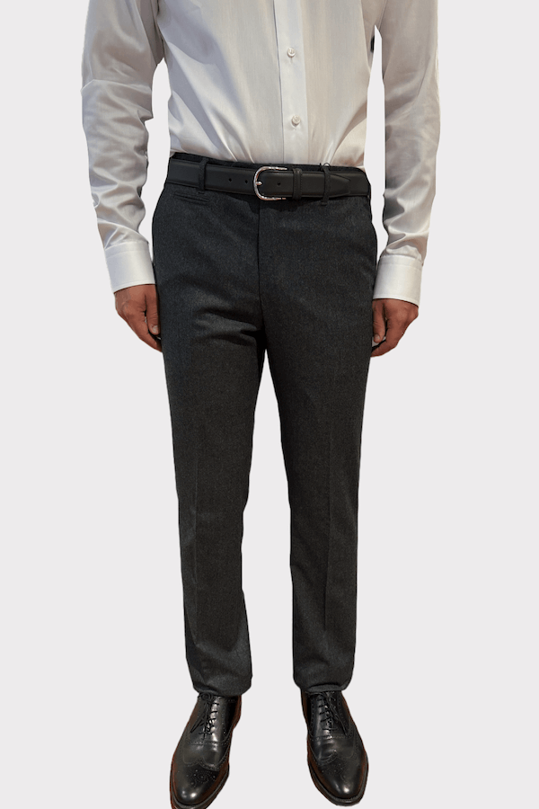 Pantalon de laine gris ajusté pour homme, élégant et parfait pour des occasions formelles.