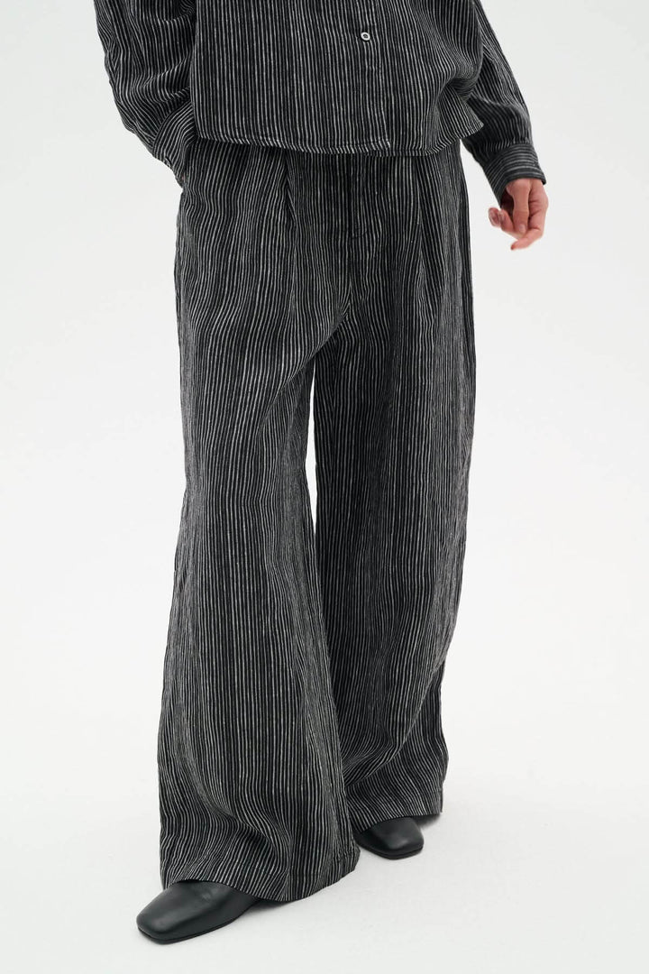 Pantalon de lin Solina à rayures, taille haute, jambe large, élégant et confortable, parfait pour un look décontracté.