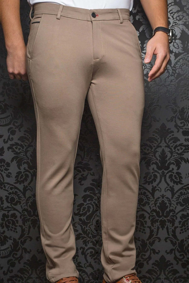 Pantalon de style Beretta en tissu extensible, coupe fuselée, coloris beige, parfait pour le bureau et les sorties.