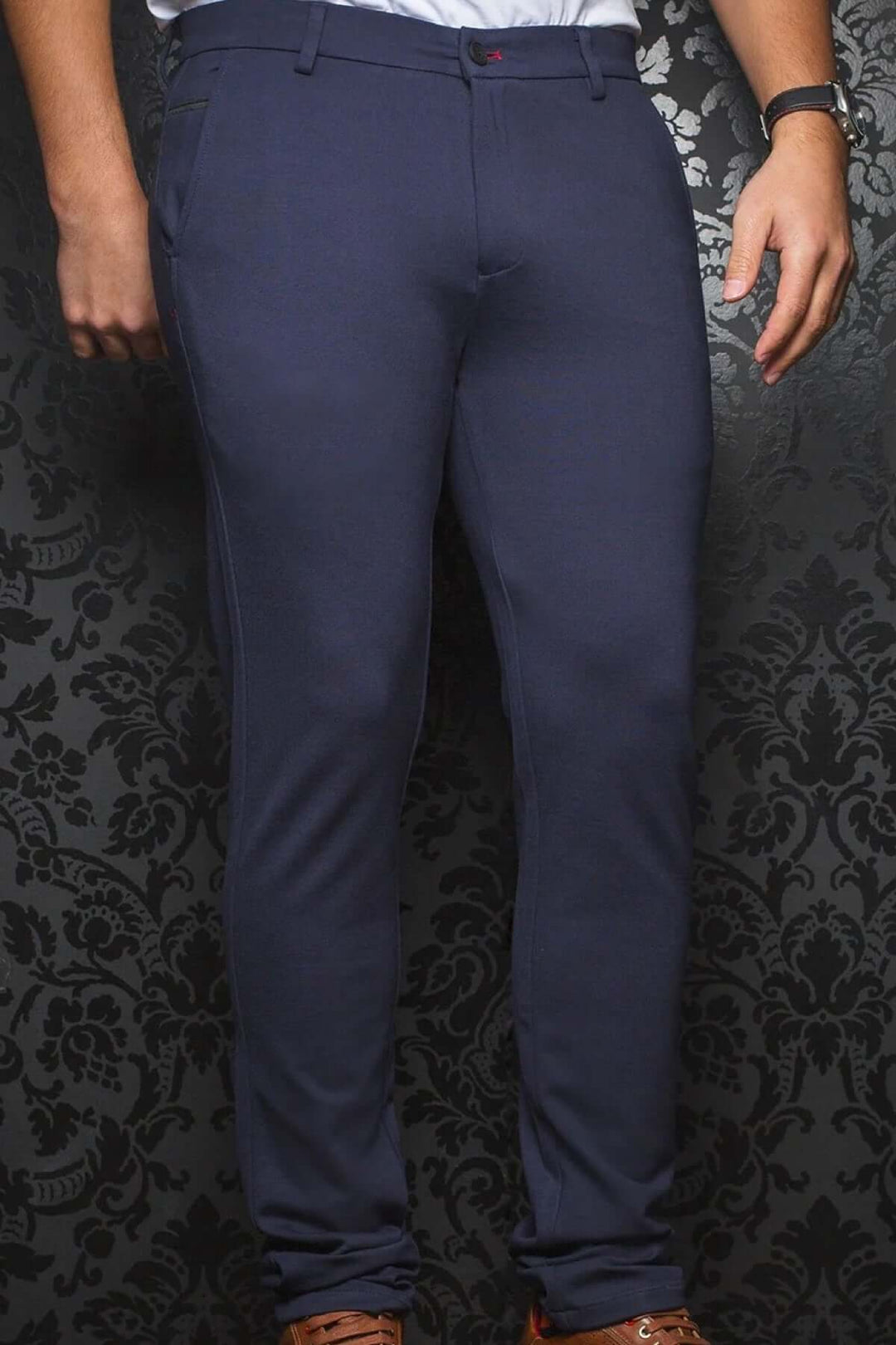 Pantalon de style Beretta, coupe ajustée et moderne, en tissu extensible, idéal pour le bureau ou les sorties.