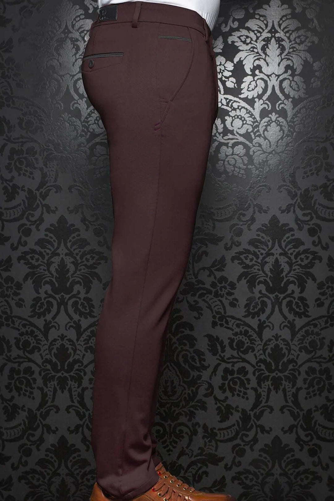Pantalon Beretta marron ajusté en tissu extensible, stylé pour le bureau et les sorties.