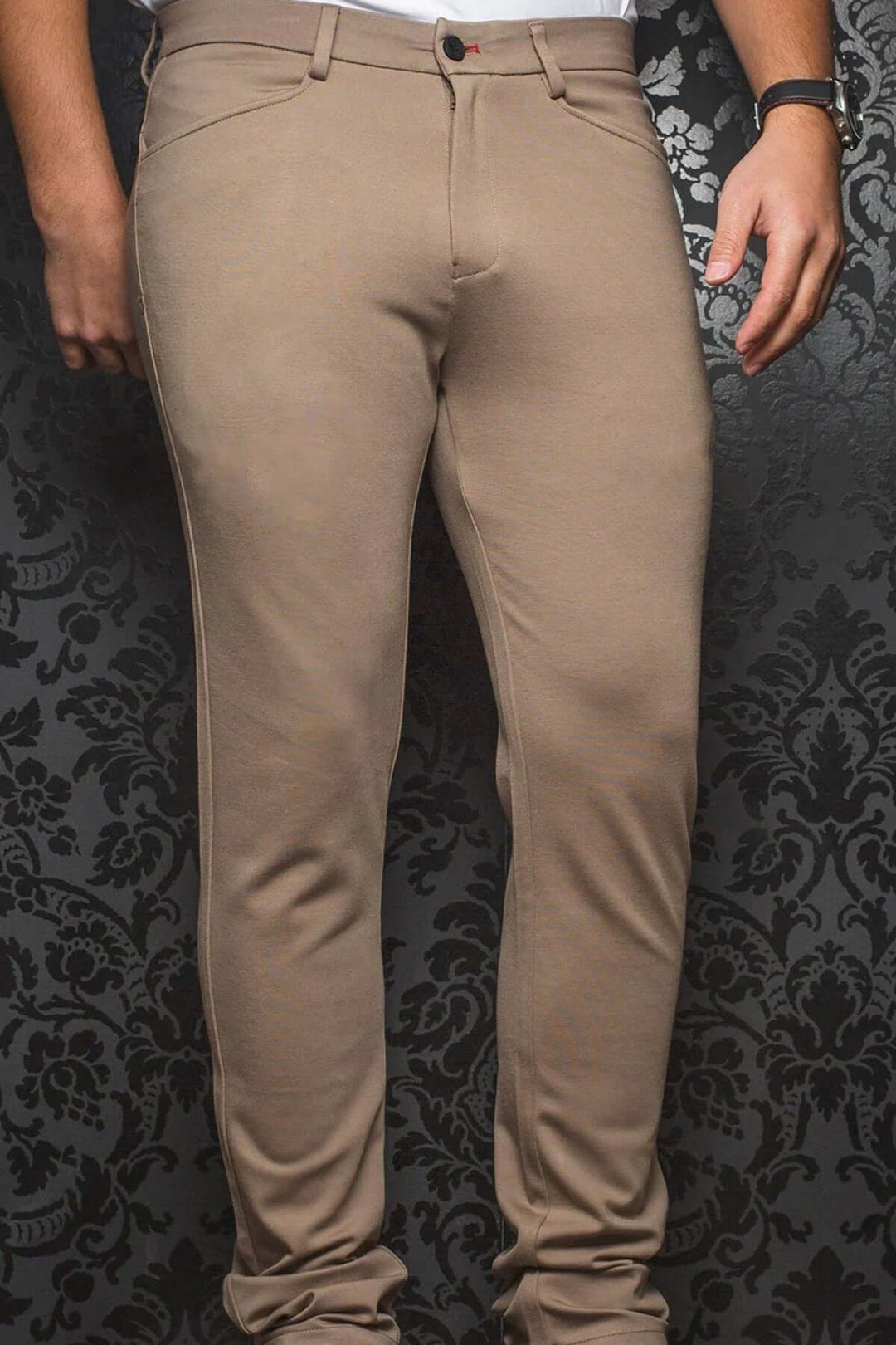 Pantalon de style Magnum, ajusté et confortable, en tissu extensible, idéal pour tenues habillées ou décontractées.