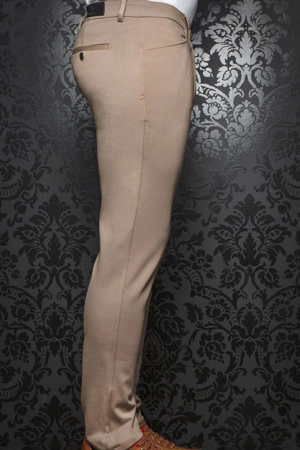 Pantalon de style Magnum beige ajusté, à jambe droite, offrant un confort optimal et un style moderne.