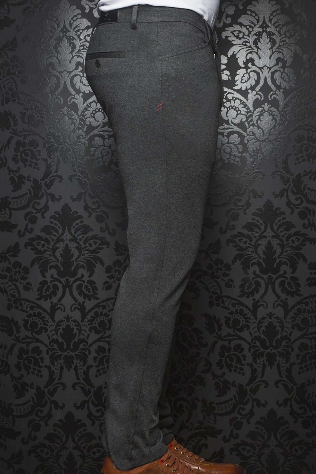 Pantalon de style Magnum gris, coupe ajustée et chic, idéal pour un look décontracté ou habillé.