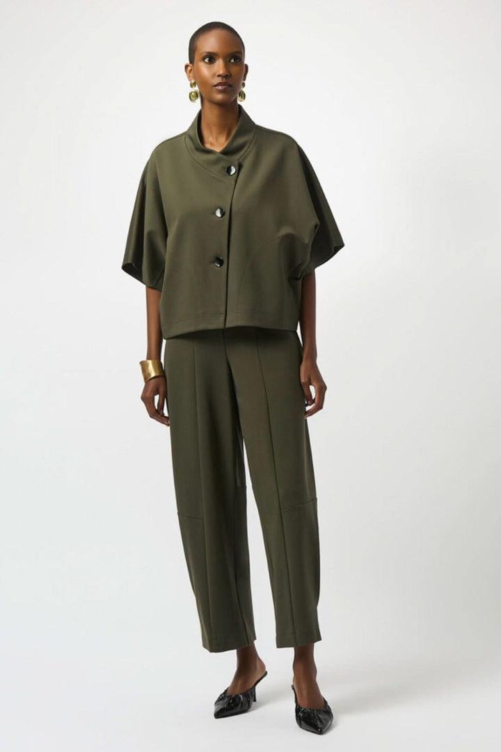 Pantalon de tricot épais et élégant en vert olive, avec haut décontracté et accessoire doré.