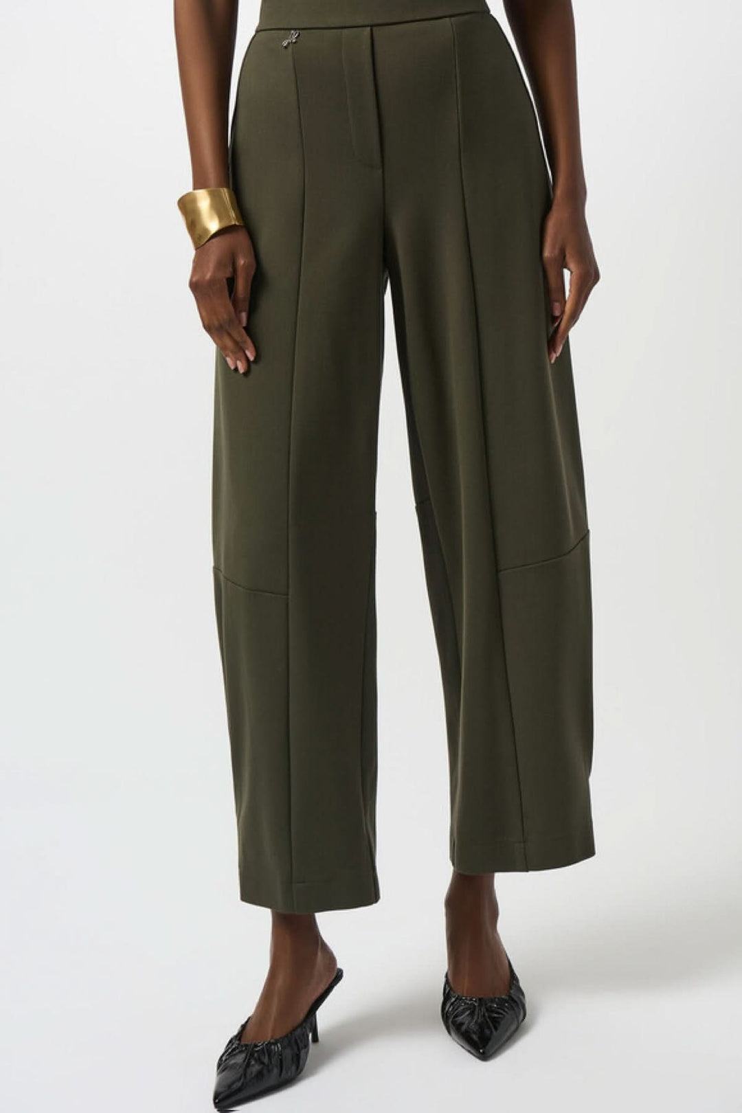 Pantalon de tricot épais couleur vert olive, jambe large avec plis marqués et taille haute, style élégant.