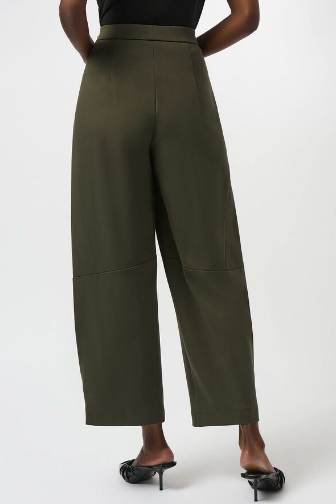 Pantalon de tricot épais à jambe large, couleur vert olive, taille haute et ceinture plate, vu de dos.
