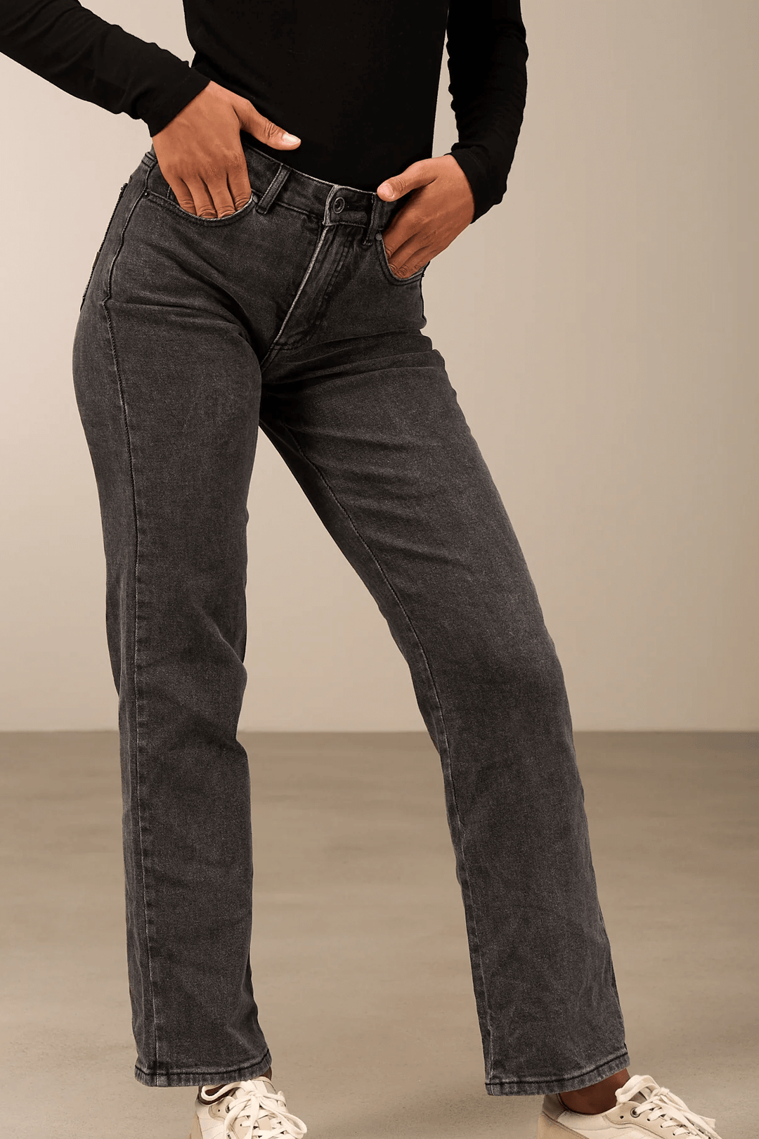 Pantalon droit noir en denim extensible avec cinq poches, idéal pour un style moderne et confortable. Taille classique avec passants.
