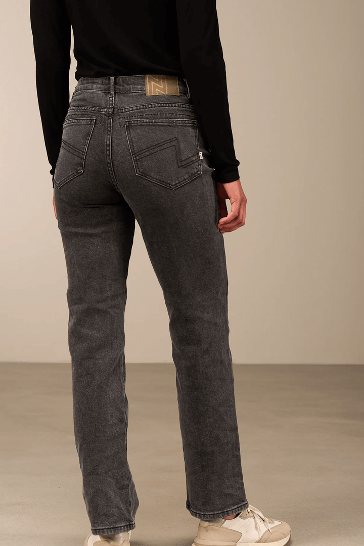 Vue arrière du pantalon droit gris, coupe décontractée, tissu extensible. Parfait pour style moderne avec chemise ou chandail.