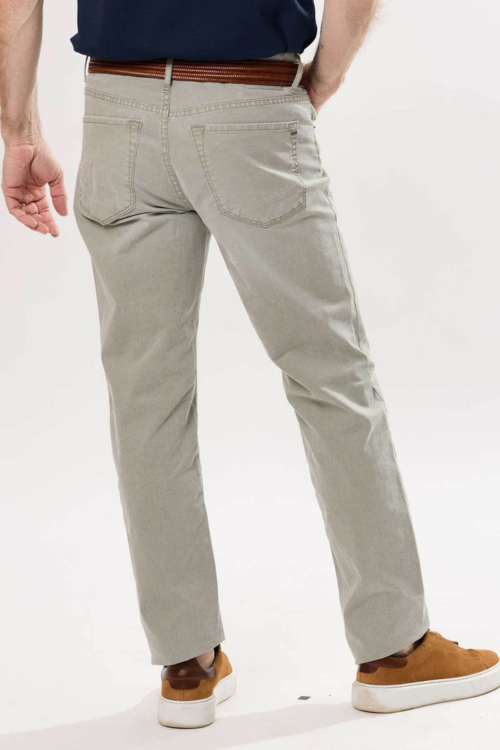 Pantalon droit homme gris, vue arrière, coupe classique, style décontracté avec ceinture et poches.