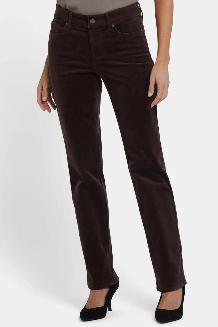 Pantalon droit en velours côtelé extensible avec coupe droite et taille mi-haute, style chic décontracté, couleur marron foncé.