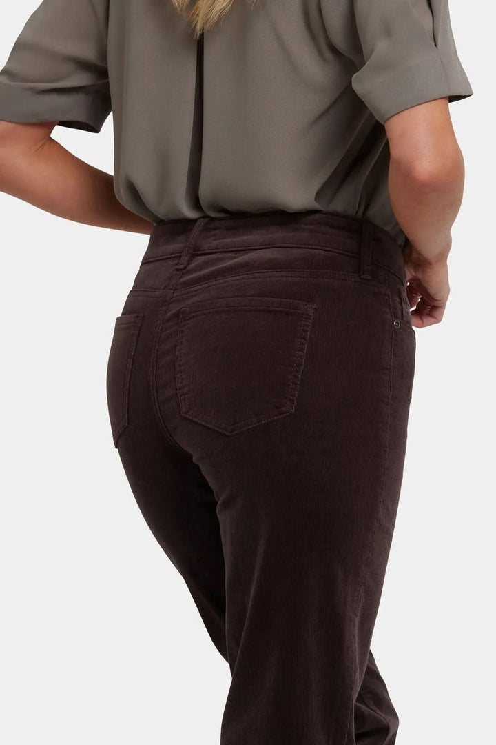 Pantalon droit en velours côtelé extensible, coupe droite avec taille mi-haute, en tissu souple et confortable.