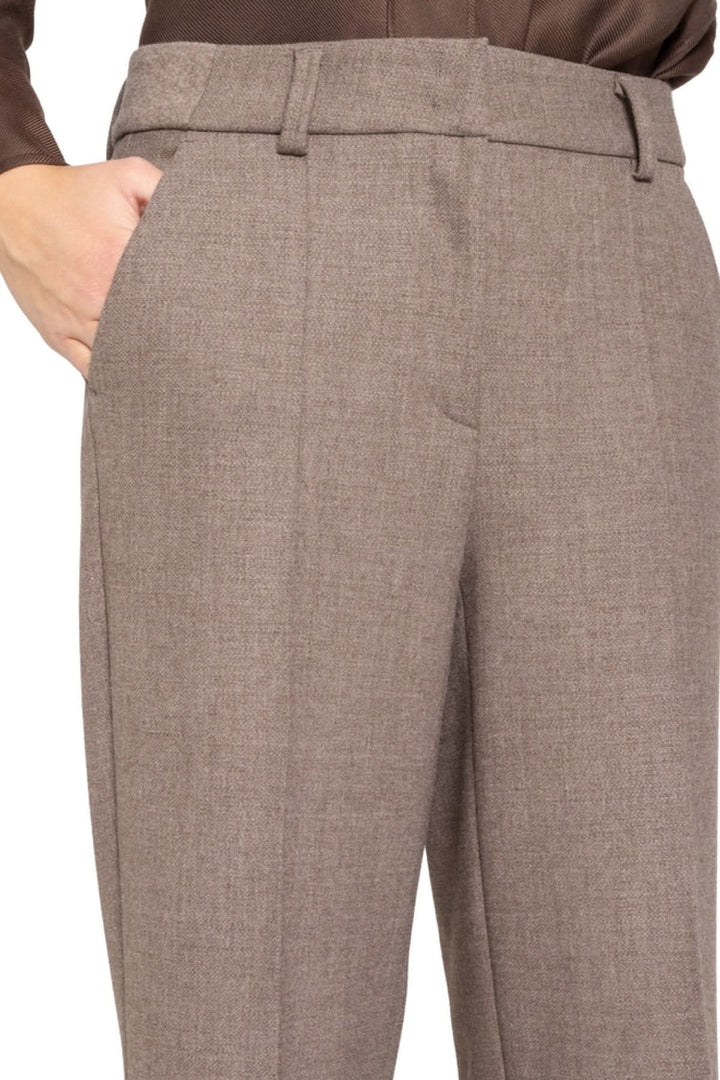 Pantalon droit à jambe large élégant, taille haute avec passants, matière structurée pour bureau et sorties chics.