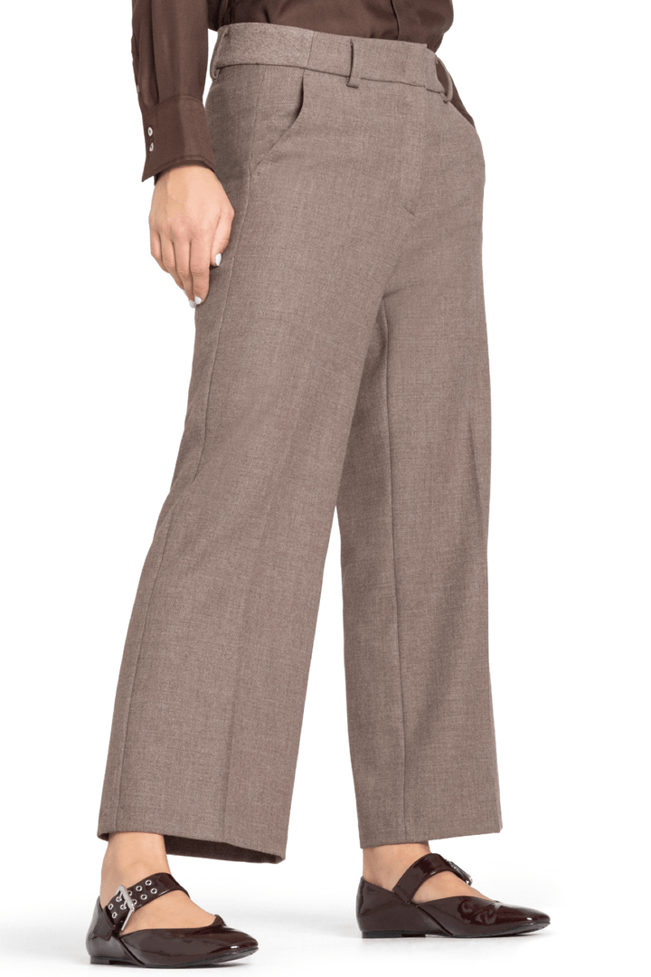 Pantalon droit à jambe large en tissu souple, élégant et confortable, idéal pour bureau ou sorties chics. Associez à chemise satinée.
