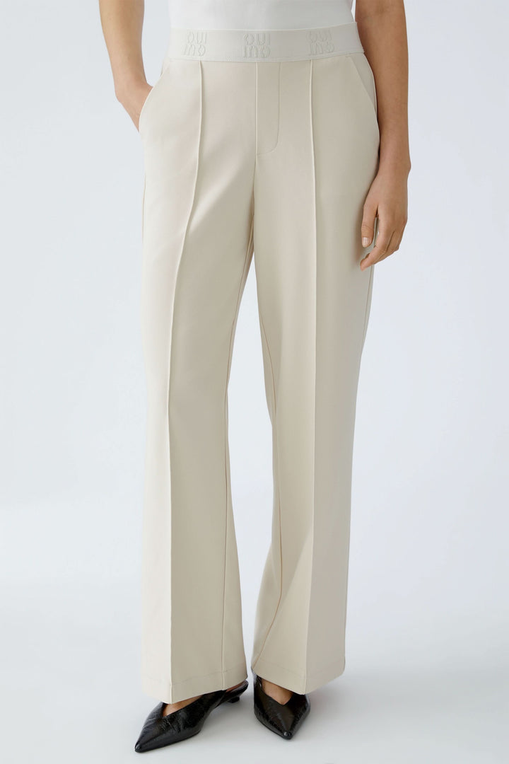Pantalon droit à taille élastique logo avec plis marqués et poches latérales pour une tenue élégante et moderne.