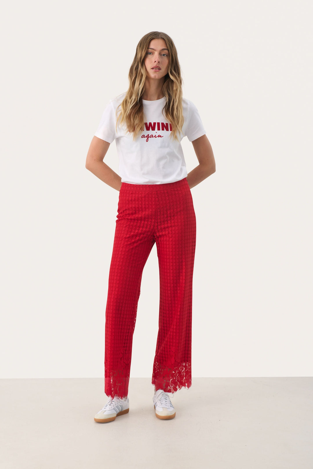 Pantalon en dentelle rouge à motif pied-de-poule, alliant élégance et sophistication.