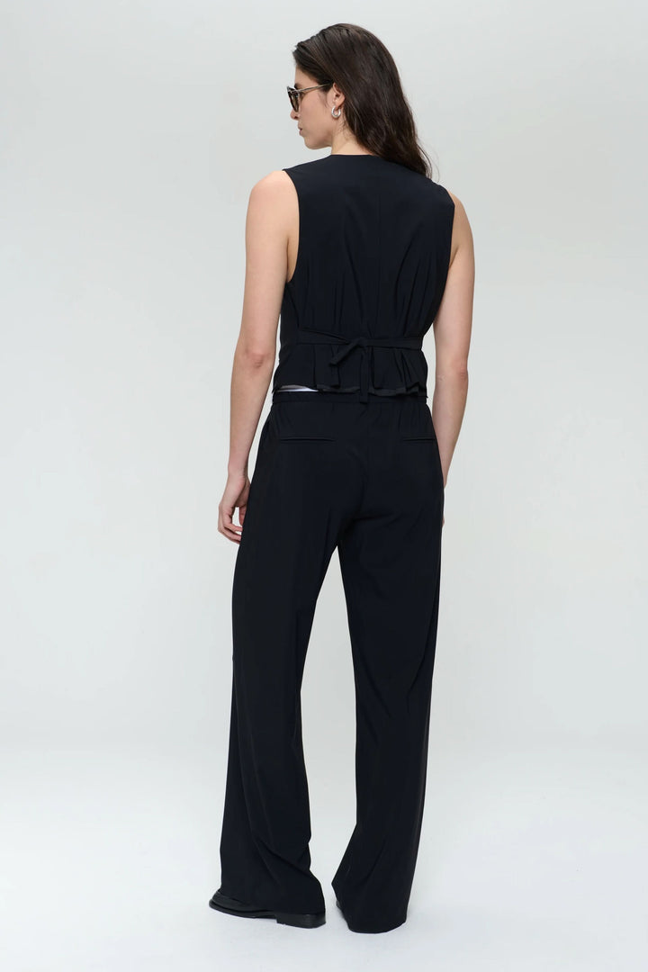 Femme de dos portant un pantalon ample en jersey Antiny, idéal pour un look décontracté et élégant.