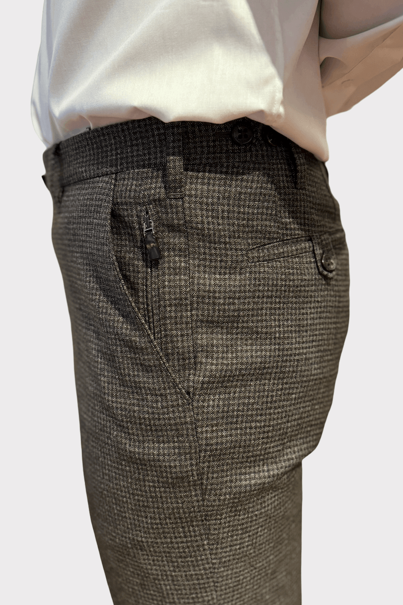 Pantalon en laine à carreaux avec poches zippées et coupe ajustée, vue de côté.
