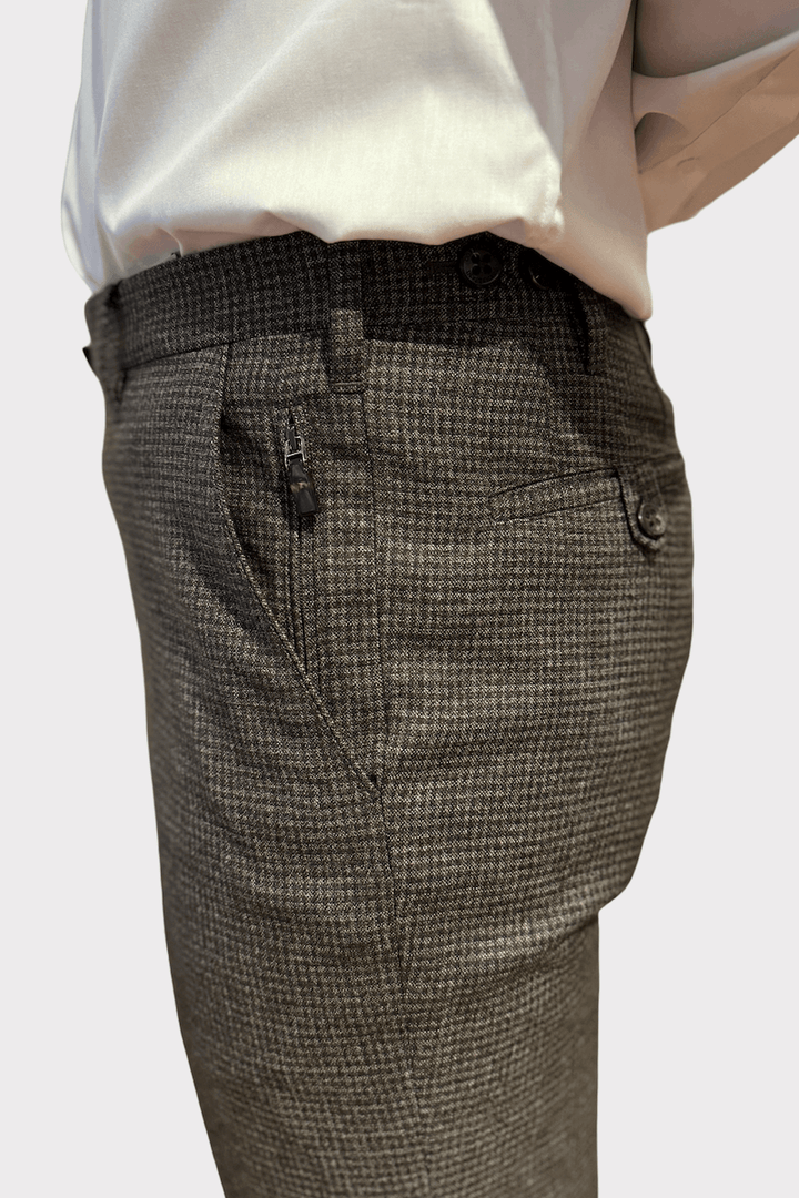 Pantalon en laine à carreaux avec poches zippées et coupe ajustée, vue de côté.
