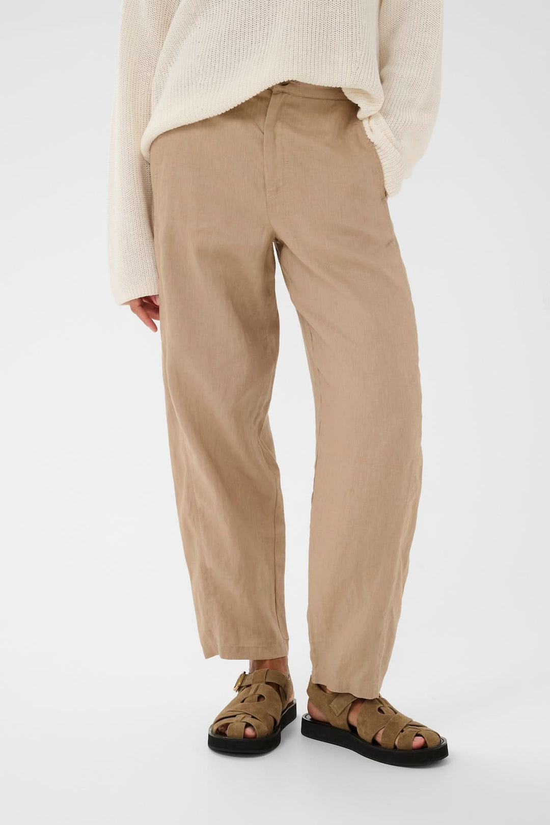 Pantalon en lin Atima coupe droite avec allure épurée et confort, intégré à une tenue décontractée pour silhouette fluide.