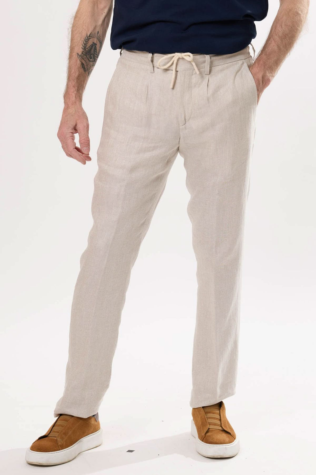 Pantalon en lin léger à taille élastique, idéal pour un look estival élégant et décontracté.