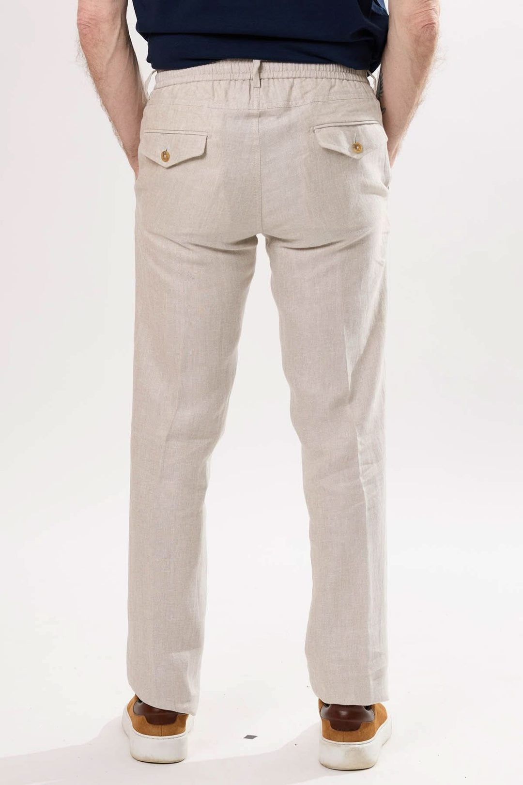 Pantalon en lin beige avec taille élastique et poches, vue de dos, léger et élégant pour l'été.