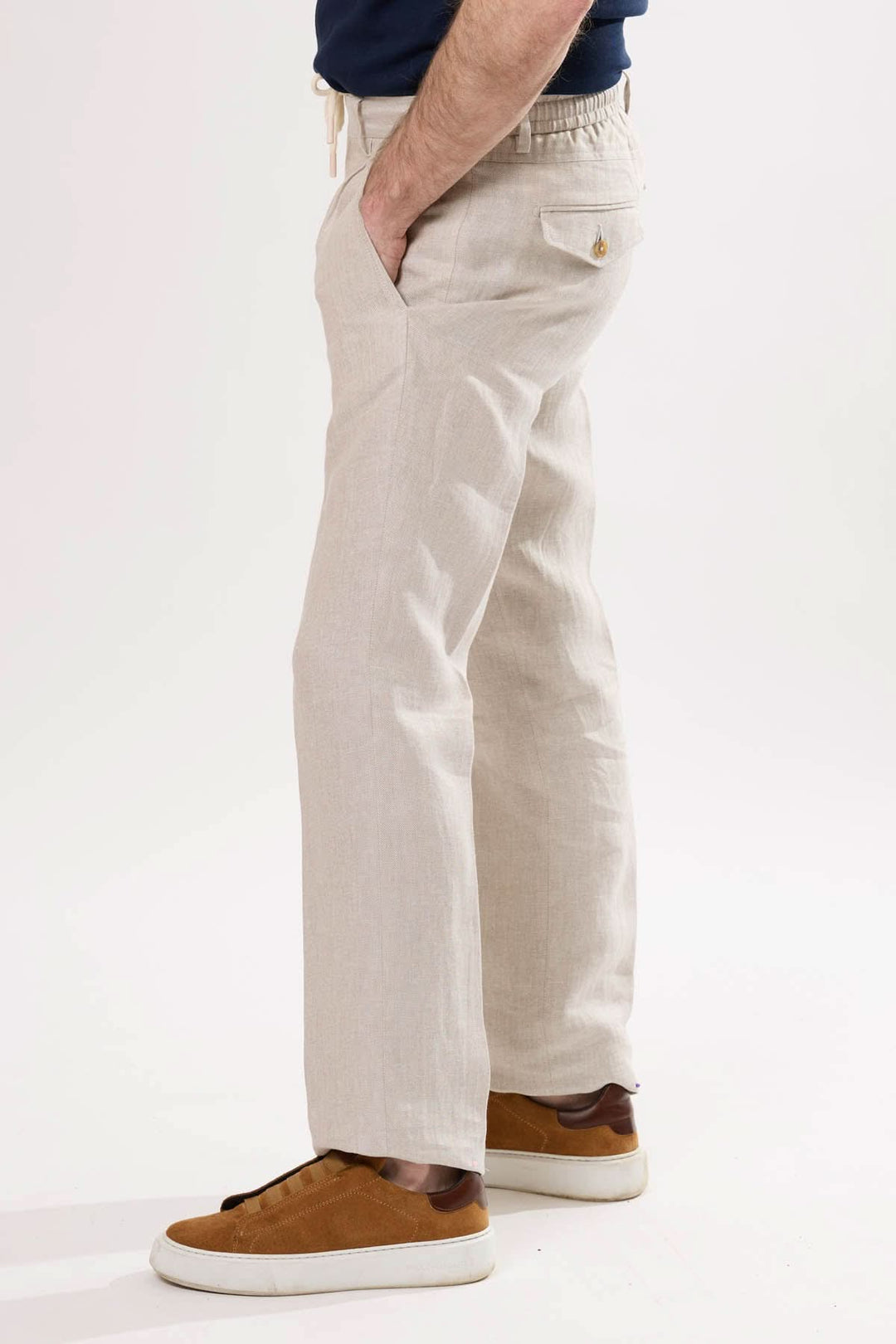 Pantalon en lin à taille élastique, léger et élégant, parfait pour l'été avec des poches latérales.